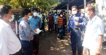 জরিমানা আদায় করে মাস্ক পরিয়ে ছেড়ে দিল ভ্রাম্যমাণ আদলত