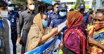 পথচারীদের মাস্ক পরিয়ে দিলেন উপমন্ত্রী