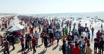 মাস্ক পকেটে রেখে সৈকতের সৌন্দর্য উপভোগ