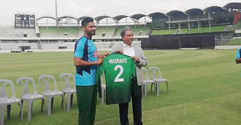 ব্রেসলেটের পর এবার নিলাম হচ্ছে মাশরাফির জার্সি
