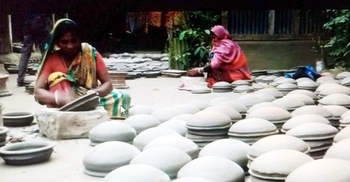 অনাহারে-অর্ধাহারে চলছে নড়াইলের মৃৎশিল্পীদের জীবন
