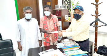 বছর ধরে জমানো টাকা কর্মহীনদের জন্য দিয়ে দিলেন মাংসবিক্রেতা