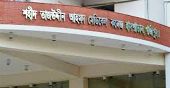 জোটেনি সরকারি গাড়ি, রিকশায় করেই অফিস করেন হাসপাতালের পরিচালক