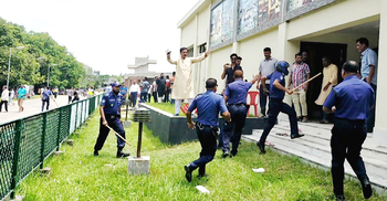 মেহেরপুরে চেয়ারে বসাকে কেন্দ্র করে আ’লীগের দুই পক্ষে সংঘর্ষ
