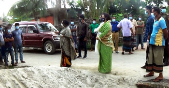 গ্রাম লকডাউন, বাইরে ঘুরে বেড়াচ্ছে করোনা রোগী