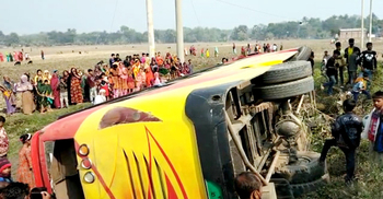 মেহেরপুরে পিকনিকের বাস উল্টে আহত ৩০