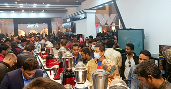 বাণিজ্যমেলায় ভিশনের পণ্যে ১০ শতাংশ ছাড়, ক্রেতাদের ভিড়