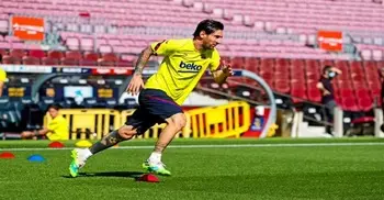 Messi trains on the Camp Nou pitch