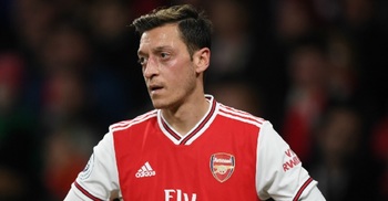 Ozil vows to see out Arsenal contract