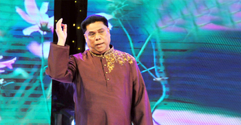 গান শোনাচ্ছেন মাহফুজুর রহমান