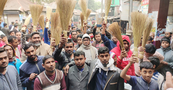 টাকা ছাড়া কাজ করেন না চেয়ারম্যান, ঝাড়ু মিছিল জনতার