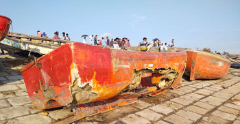 নৌকা ভেঙে মানবেতর জীবন কাটছে শতাধিক জেলের
