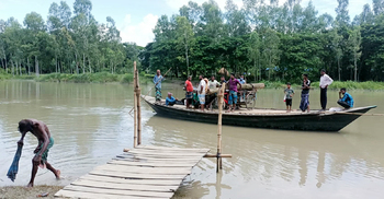 ব্রিজের অভাবে দুর্ভোগে অর্ধ লক্ষাধিক মানুষ