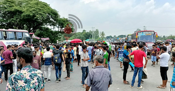বাসচাপায় ছেলে-মেয়েসহ মায়ের মৃত্যু, ঢাকা-টাঙ্গাইল মহাসড়ক অবরোধ