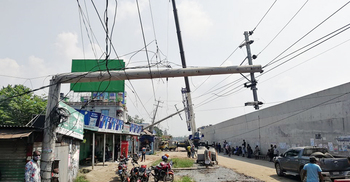 পাশ দিয়ে ড্রেন নির্মাণ, ভেঙে পড়লো বিদ্যুতের ৯ খুঁটি