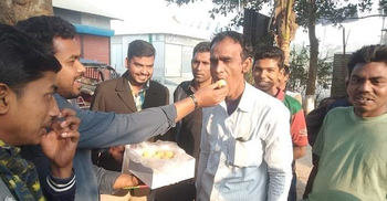 বকশীগঞ্জ ছাত্রলীগ সভাপতিকে বহিষ্কার করায় মিষ্টি বিতরণ