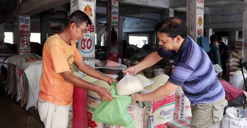 নওগাঁয় কেজিতে ৪-৫ টাকা বেড়েছে চালের দাম