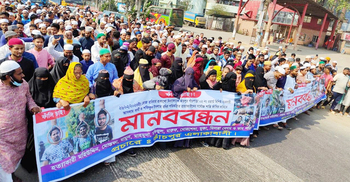 মহাসড়ক অবরোধ করে খুনিদের ফাঁসি দাবি