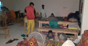 মোংলায় আশ্রয়কেন্দ্রে উঠেছেন ১০ হাজার ৫০০ মানুষ, শুকনো খাবার সংকট