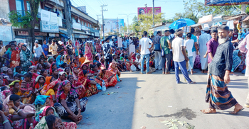 চা-শ্রমিকদের সড়ক অবরোধ, ৩ ঘণ্টা যান চলাচল বন্ধ