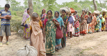 আগের মজুরিতেই কাজে ফিরছেন চা-শ্রমিকরা, আন্দোলন প্রত্যাহার