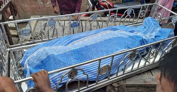 পতাকা টানাতে গিয়ে ছেলের মৃত্যুর পর চলে গেলেন বাবাও