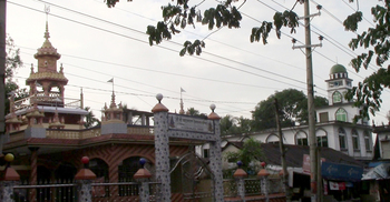 পাশাপাশি মসজিদ-মন্দির, সম্প্রীতির উজ্জ্বল নিদর্শন