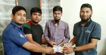 রাস্তায় কুড়িয়ে পাওয়া দুই লাখ টাকা মালিককে ফিরিয়ে দিলেন রিকশাচালক