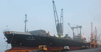 লকডাউনেও স্বাভাবিক মোংলা বন্দর