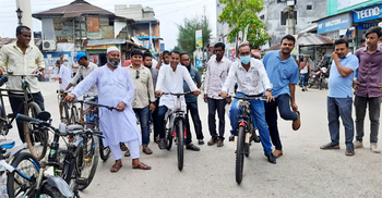 জ্বালানি সাশ্রয়ে পাজেরো ছেড়ে ভ্যান ধরলেন মেয়র