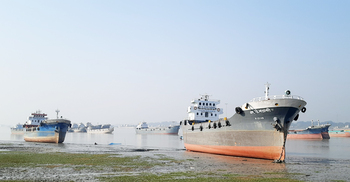 নৌ শ্রমিকদের কর্মবিরতি অব্যাহত, প্রতিমন্ত্রীর সঙ্গে বৈঠক বিকেলে