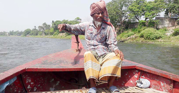 ৪৩ বছরেও নিজের নৌকা হয়নি মনির মাঝির!