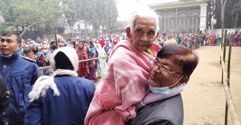 কোলে চড়ে ভোট দিতে এলেন মনোরমা