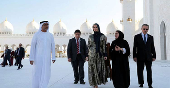 হিজাব ও গাউন পরে মসজিদ দেখলেন ইভানকা ট্রাম্প