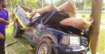 চাল বোঝাই পিকআপের ধাক্কায় প্রাণ গেল দু’জনের