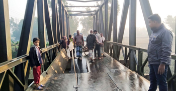 বেইলি ব্রিজের পাটাতন খুলে যোগাযোগ বন্ধ