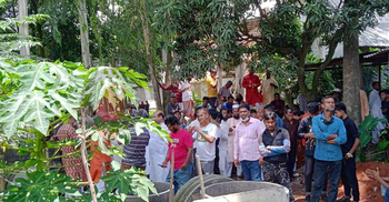 মঞ্চের বাইরেও উৎসবের আমেজ