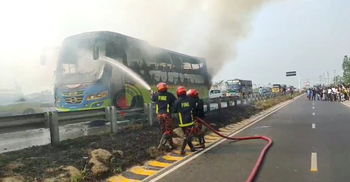 ঢাকা-মাওয়া এক্সপ্রেসওয়েতে যাত্রীবাহী বাসে আগুন