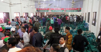 আ.লীগের সম্মেলনে ছাত্রলীগের চেয়ার ছোড়াছুড়ি