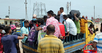ঢাকায় ফিরতে নিম্ন আয়ের মানুষের ভরসা পিকআপভ্যান