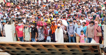 যাত্রীর চাপে জরুরি পরিবহন উঠতে পারছে না ফেরিতে