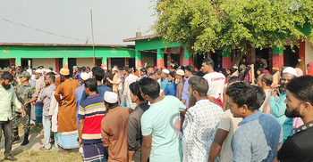 নারীদের ভোটকেন্দ্রে আসতে বাধার অভিযোগ