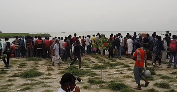 ফেরি বন্ধ, তবুও শিমুলিয়া ঘাটে যাত্রীদের ভিড়