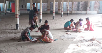 চারদিনে এক বস্তা আলুও বিক্রি হয়নি, লুডু খেলছেন শ্রমিকরা