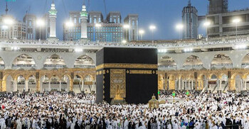 Hundreds of Muslims perform Eid-ul-Fitr prayers in Makkah, Madinah
