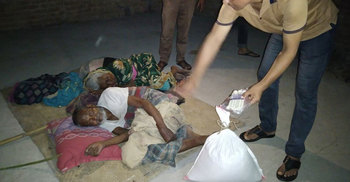 জমি লিখে নিয়ে বাবা-মাকে বাড়ি থেকে বের করে দিলেন ছেলেরা