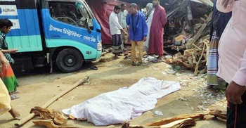 নিয়ন্ত্রণ হারিয়ে পান দোকানে কাভার্ডভ্যান, গ্রাম পুলিশ নিহত