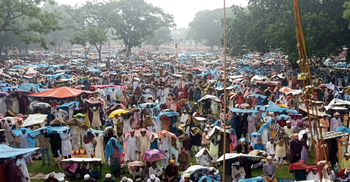 বৃষ্টিতে ভিজে শোলাকিয়ায় নামাজ আদায় করলেন লাখো মুসল্লি