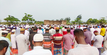 আষাঢ়ের প্রথম দিনে বৃষ্টির জন্য মোংলায় নামাজ