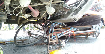 নওগাঁয় বাসচাপায় ভ্যানচালক নিহত